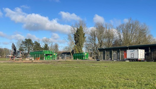 Op de foto: rechts de voormalige brandweerkazerne, op de voorgrond het ‘grasveld’ waar de pilotsanering plaatsvindt. 