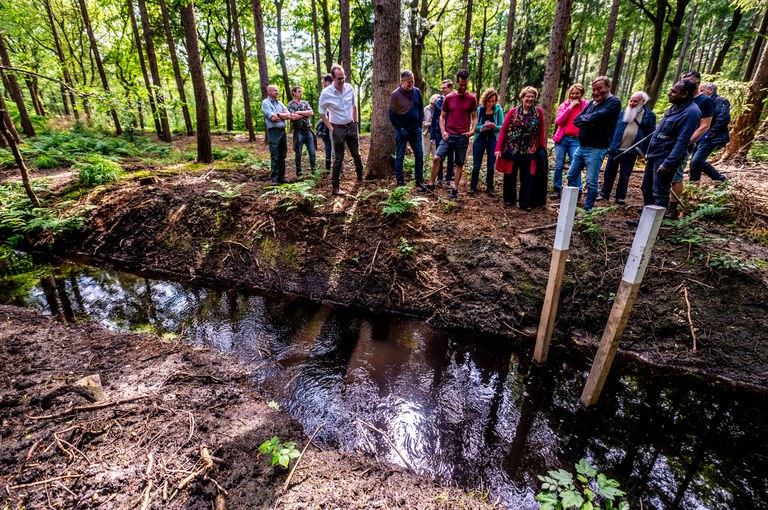 Foto 2- Rayonbeheerder Ranil Sieperda van Wetterskip Fryslân geeft tijdens een wandeling uitleg over de maatregelen voor het vasthouden en aanvoeren van water in het Reigerbosch.jpg