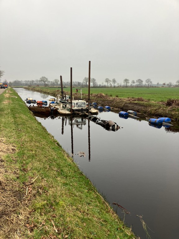 Foto 1: Met een baggerzuiger wordt de baggerspecie van de bodem gezogen en verpompt via kilometerslange leidingen naar het weilanddepot. Op de foto: Haulerwykster Feart