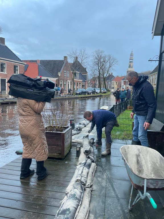 Zandzakken leggen op de waterkering in Aldeboarn begin januari 2024.JPG